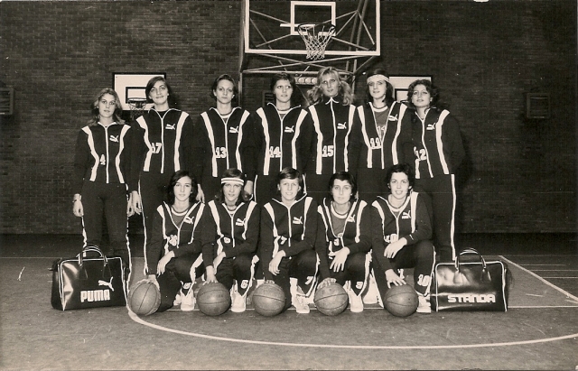Formazione della Standa Milano 1975/76. Si riconoscono in alto da sinistra Paolazzi, Guglielmini, Zanelli, Fiorio, Bitu, Paoli, De Luca (?). In basso da sinistra Filippetto, Gorlin, Apostoli, Vanzini, Oman. 